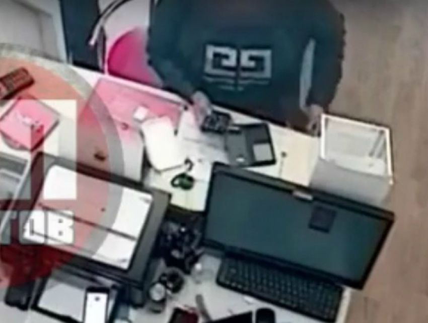 Коварная подмена девушкой дорогого телефона у витрины магазина Ростова попала на видео