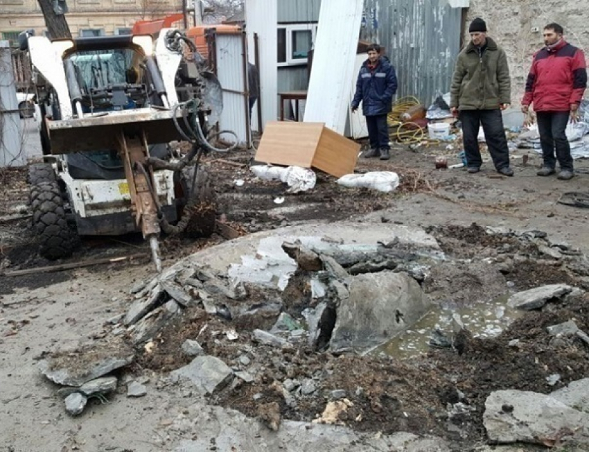 Уродливые самострои в центре Ростова уничтожили трактором