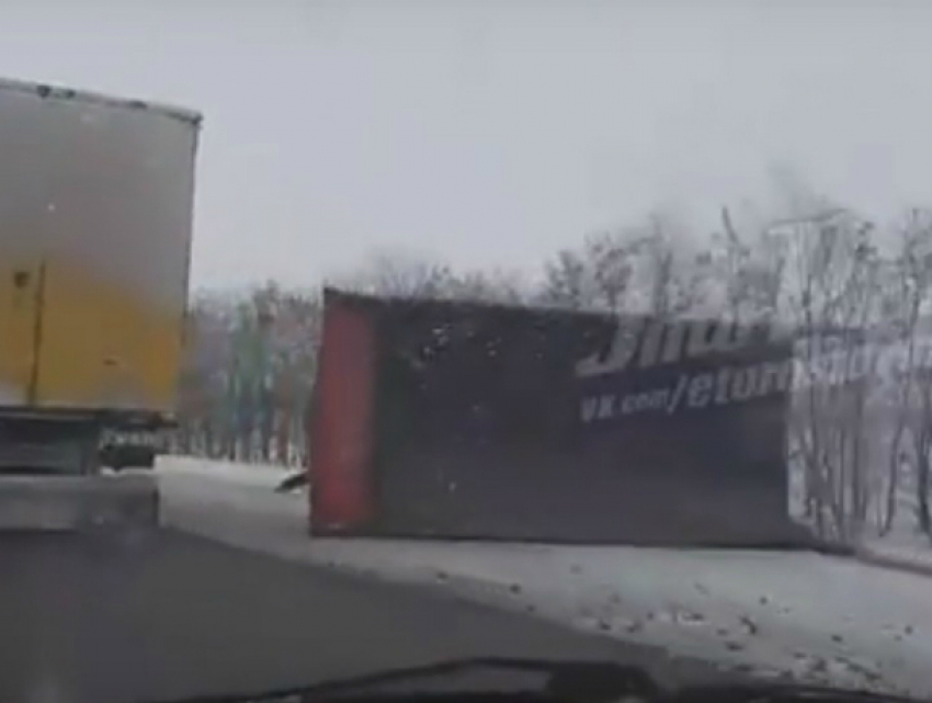 Перегрузил: потерявший прицеп с углем во время движения по ростовской трассе грузовик попал на видео