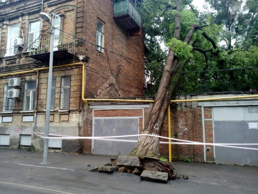 Пострадавшим по время стихии в Ростове выплатят материальную помощь 