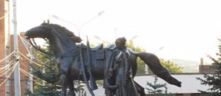 Трогательный памятник не вернувшимся с войны казакам установили в Ростове
