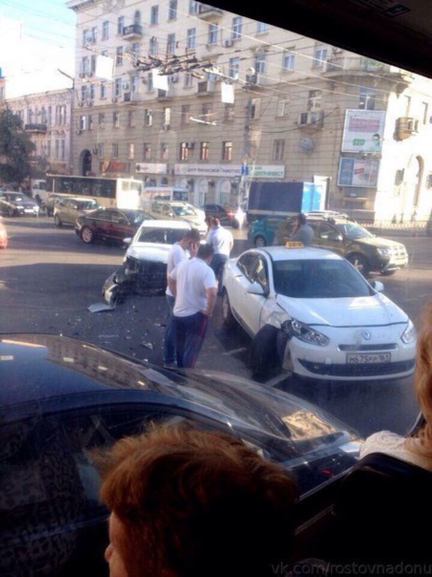 В центре Ростова из-за ДТП образовалась пробка