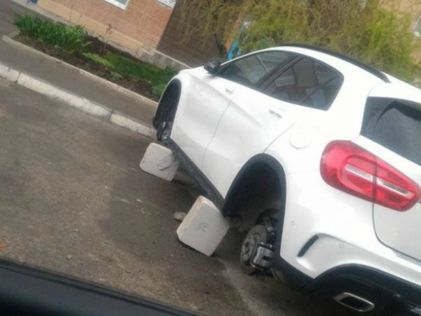 Элитный «Мерседес» поставили на кирпичи на окраине Ростова