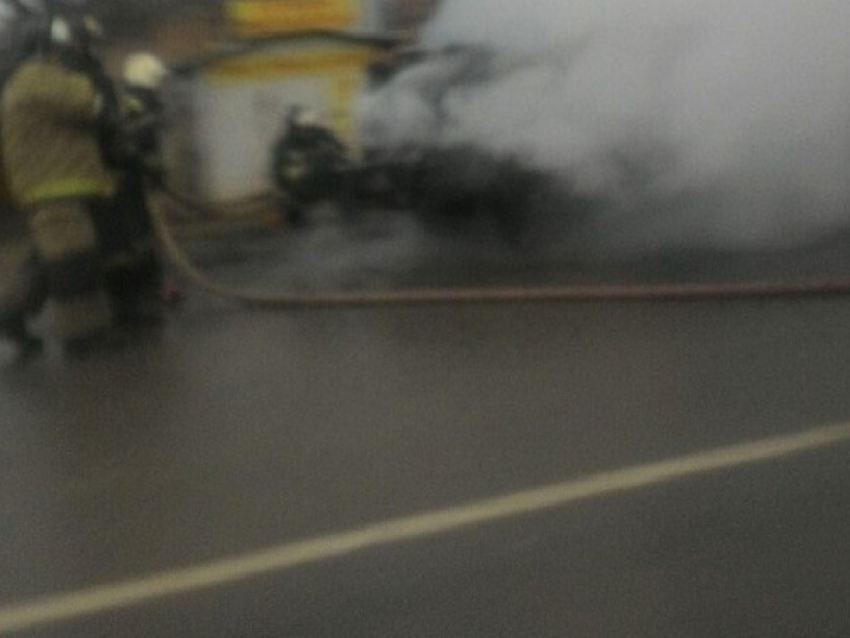 Густой дым от горящего на перекрестке грузовика испугал жителей Ростова