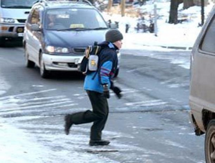 Двоих маленьких детей сбили автомобили в Ростовской области