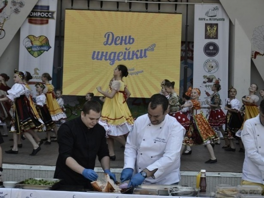 Объелись до икоты мяса жители Ростова на ежегодном праздновании «Дня индейки"