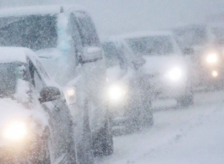 Сильный снегопад вынудил перекрыть трассу из Ростова в Ставрополь