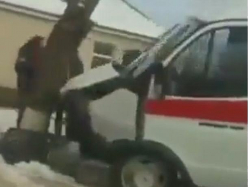 Жуткая авария в Ростове с участием скорой помощи попала на видео