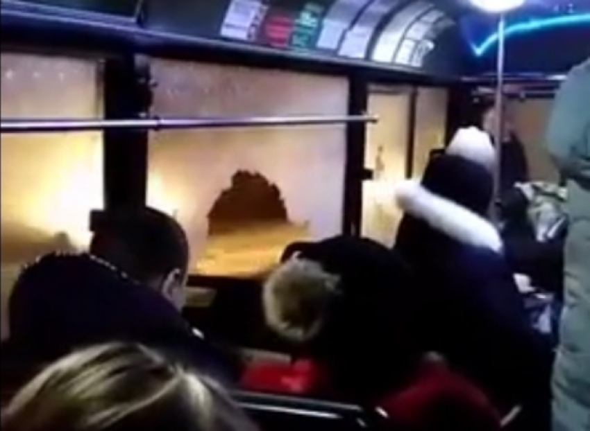 Экстремальная поездка пассажиров в ростовской маршрутке с огромной дырой в окне попала на видео