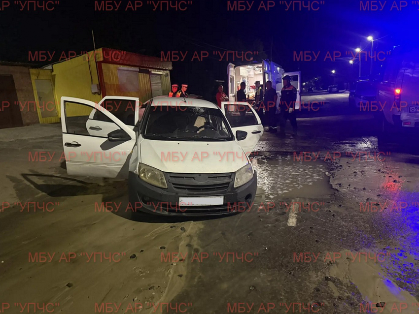 В Аксае водитель «Лады» провалился в яму на дороге и получил травмы