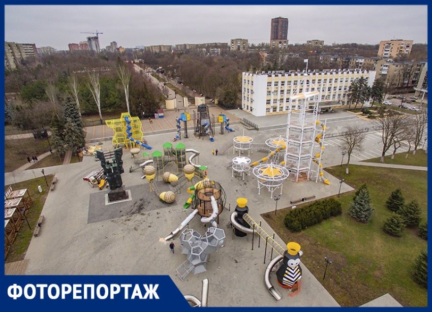 Желуди, пингвины и космические коробки — в Ростове возле памятника Плевен установили необычную детскую игровую площадку