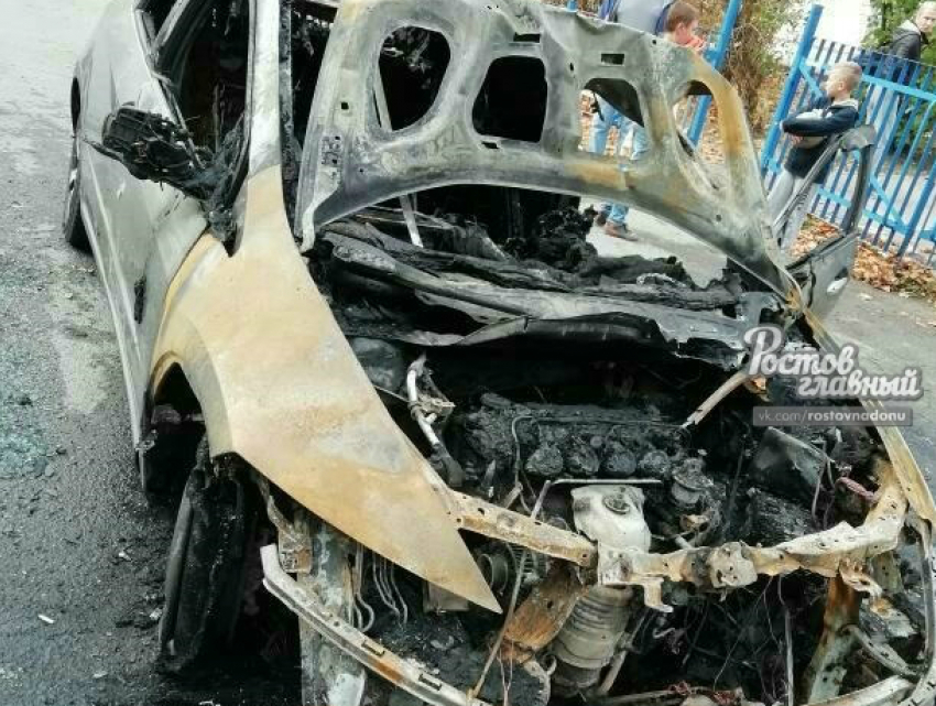 В Ростове ранним утром дотла сгорел автомобиль