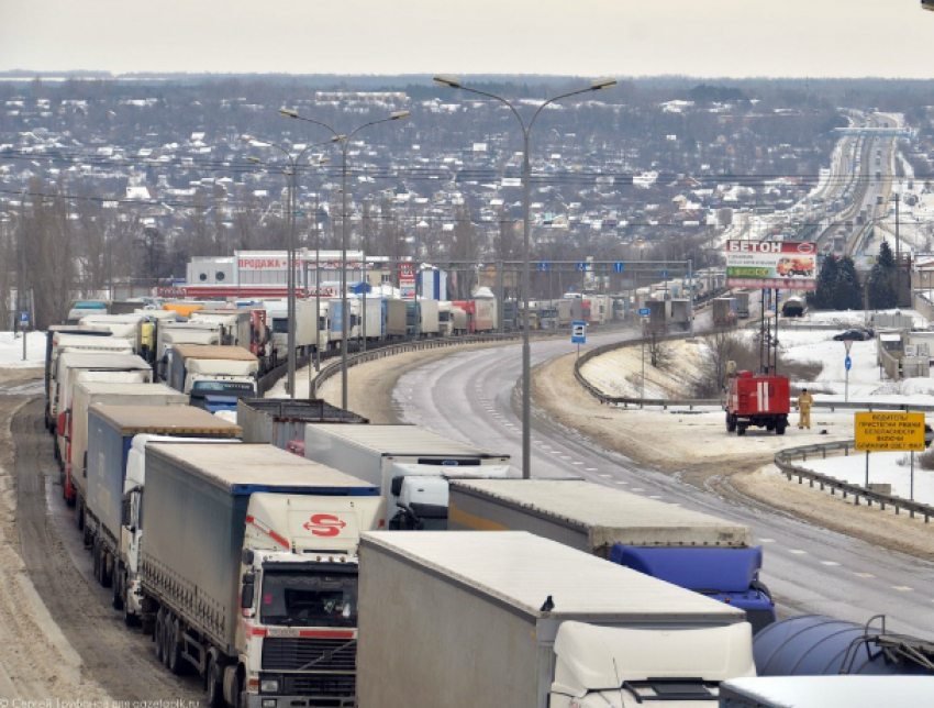 Рекордная 33-километровая пробка на ледяной дороге образовалась под Ростовом