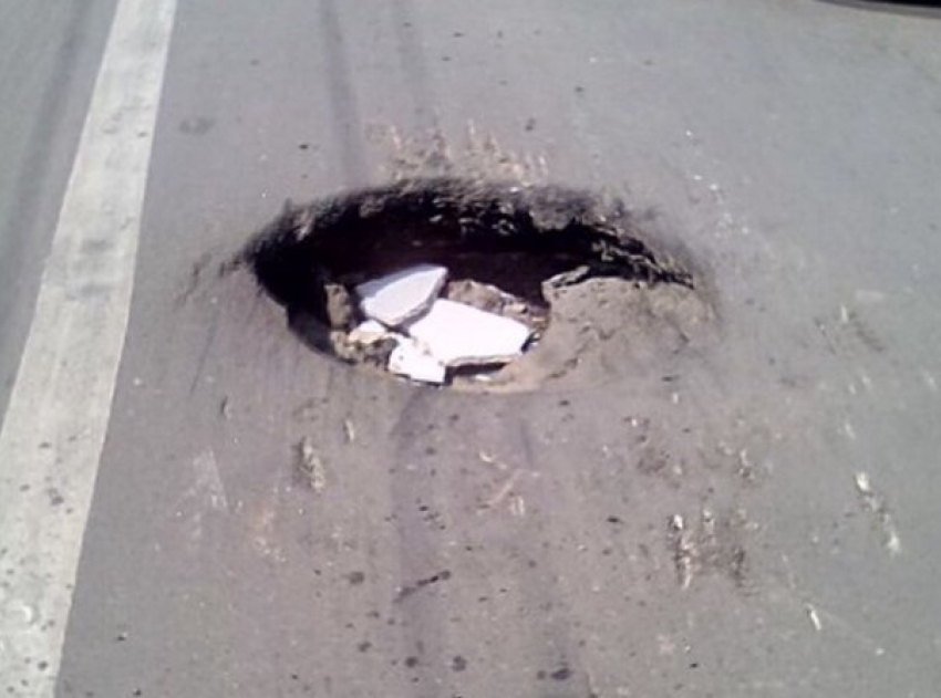 Ростовчане предупреждают водителей о крупной яме на Буденновском