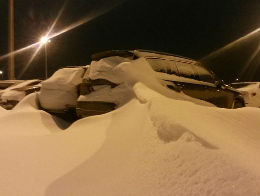 Пассажиры пожаловались на занесенную снегом парковку аэропорта «Платов»