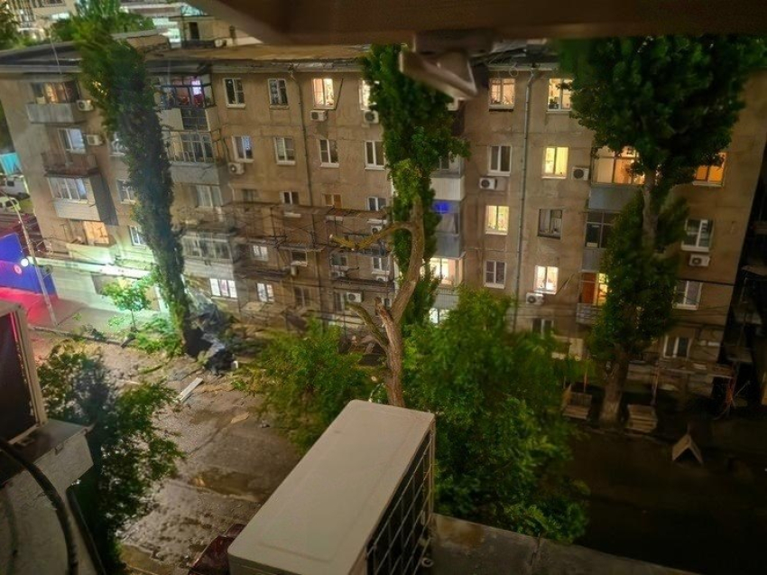 Из-за сильного ветра кусок крыши упал на голову девушке в Ростове