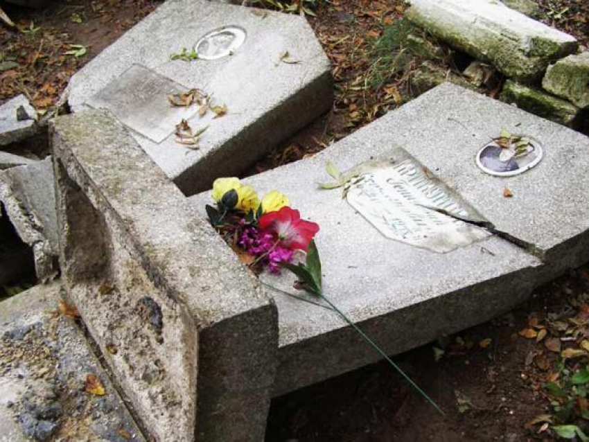 18-летний хулиган разгромил могилы на кладбище в Волгодонске 