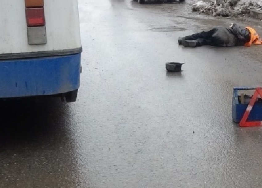 В Ростове троллейбус насмерть задавил поскользнувшуюся пенсионерку