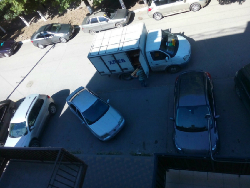 Матерными приветами и овациями засыпали «мастера парковки» на Volkswagen жители Ростовской области