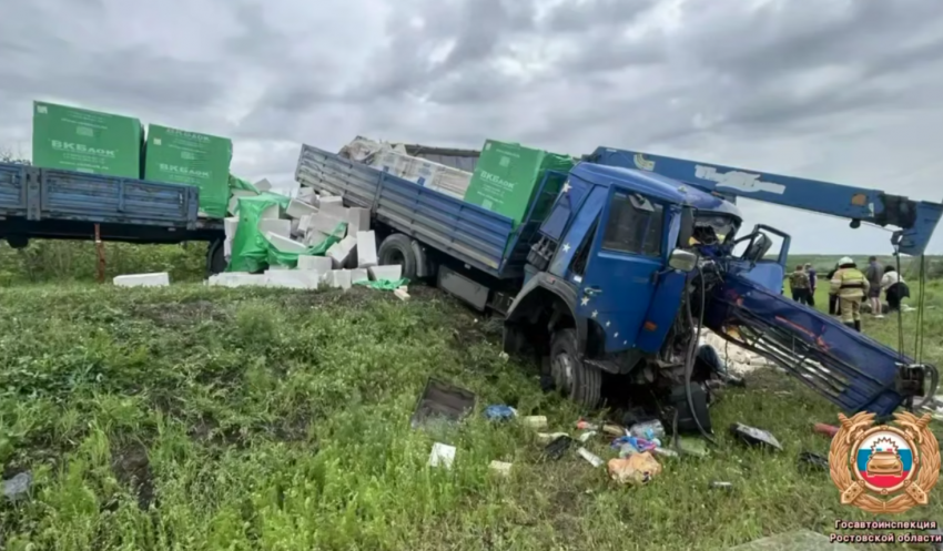 Водитель фуры погиб на мокрой трассе под Ростовом в столкновении двух большегрузов