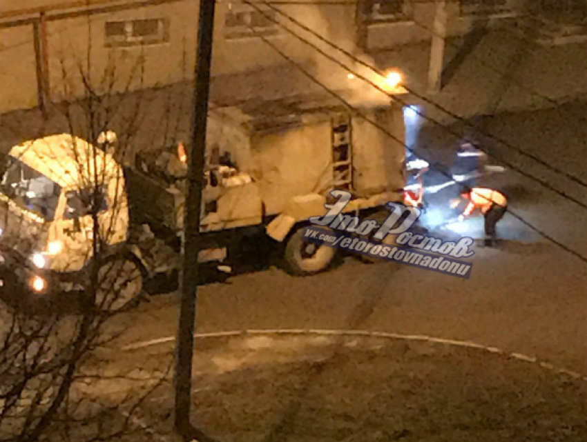 Долгожданным ночным ремонтом дорожных ям порадовали коммунальщики жителей Ростова