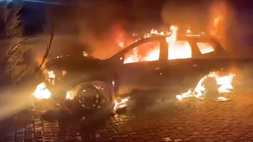 В Пролетарске подожгли машину редактора местной программы