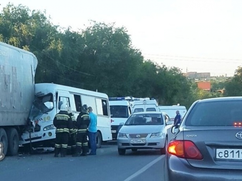 Бешеная гонка двух водителей маршруток в Ростове закончилась для пассажиров травмами и переломами