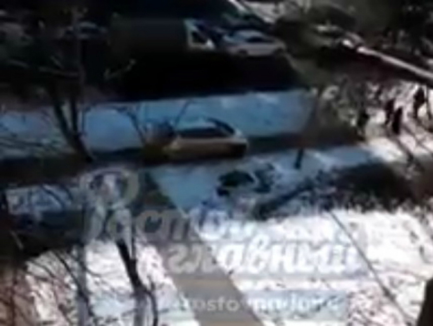 Водитель иномарки преследовал прохожих по тротуару в центре Ростова и попал на видео