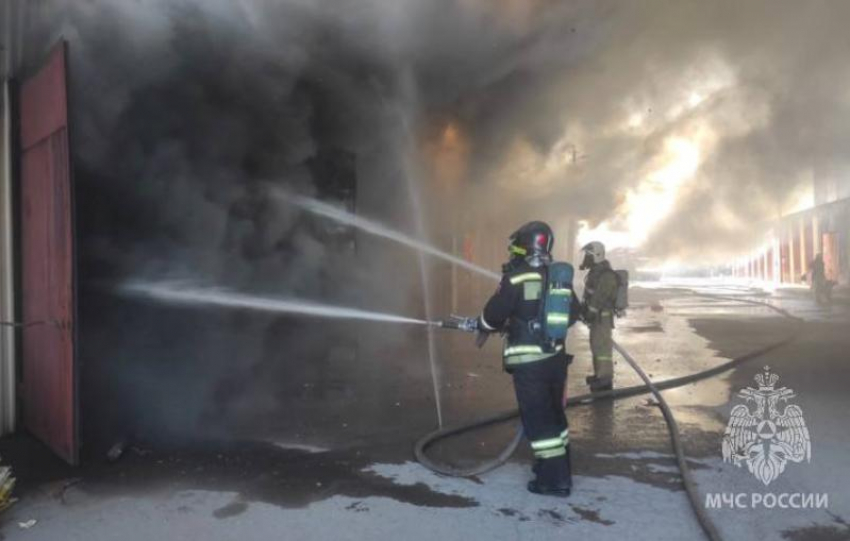 Сильный пожар на рынке под Ростовом тушат вертолет и два пожарных поезда