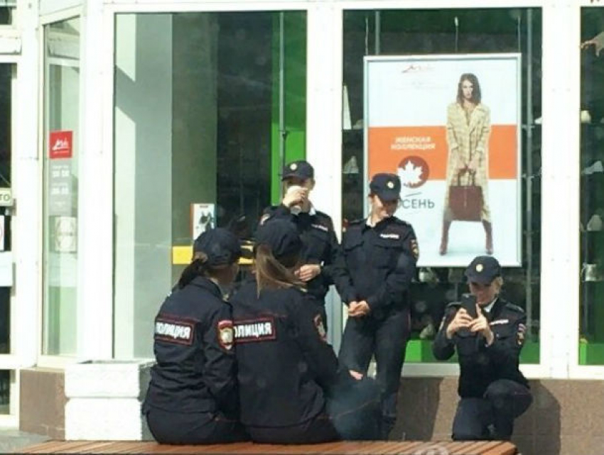 Очаровательные служительницы закона устроили фотосессию с кофе и обнимашками в Ростове