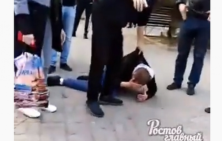 В Ростове толпа избила мужчину, который с криками бросил в автобус псевдо-бомбу
