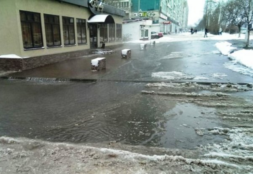 В Ростове на Северном из-за порыва водопровода затопило несколько улиц. Фото