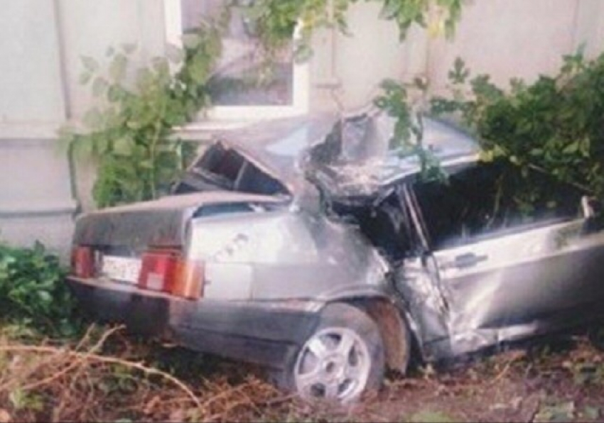 В Таганроге водитель «девяносто девятой» протаранил стену