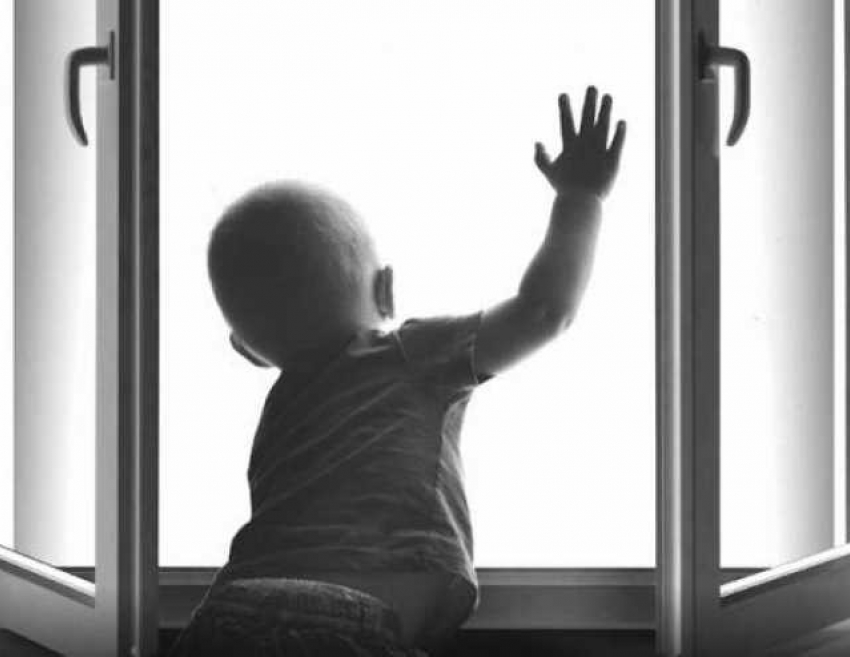 В Ростовской области четырехлетний малыш выпал из окна пятого этажа 