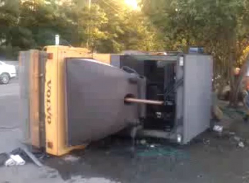 В Ростове на Северном перевернулся каток 