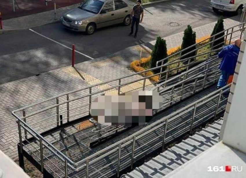 В Ростове на Западном мужчина разбился насмерть, выпав из окна многоэтажки 