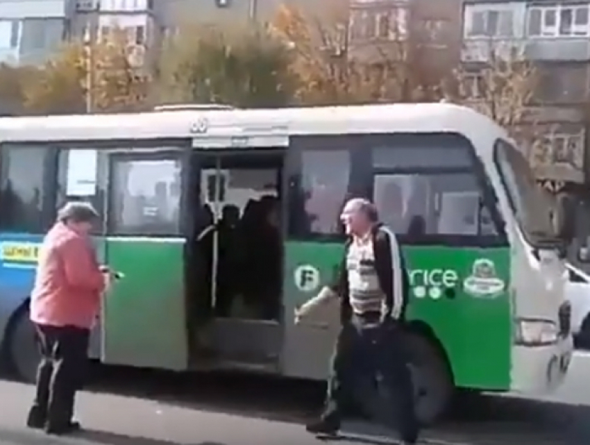 «Мне твой «ветеранский» по барабану»: маршрутчик в грубой форме отказался везти пенсионерку в Ростове