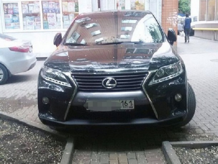 Заблокировавший путь мамам с колясками автохам на Lexus возмутил жителей Ростова