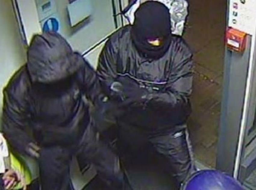Трое налетчиков в масках забрали деньги из кассы павильона в элитном районе Ростова