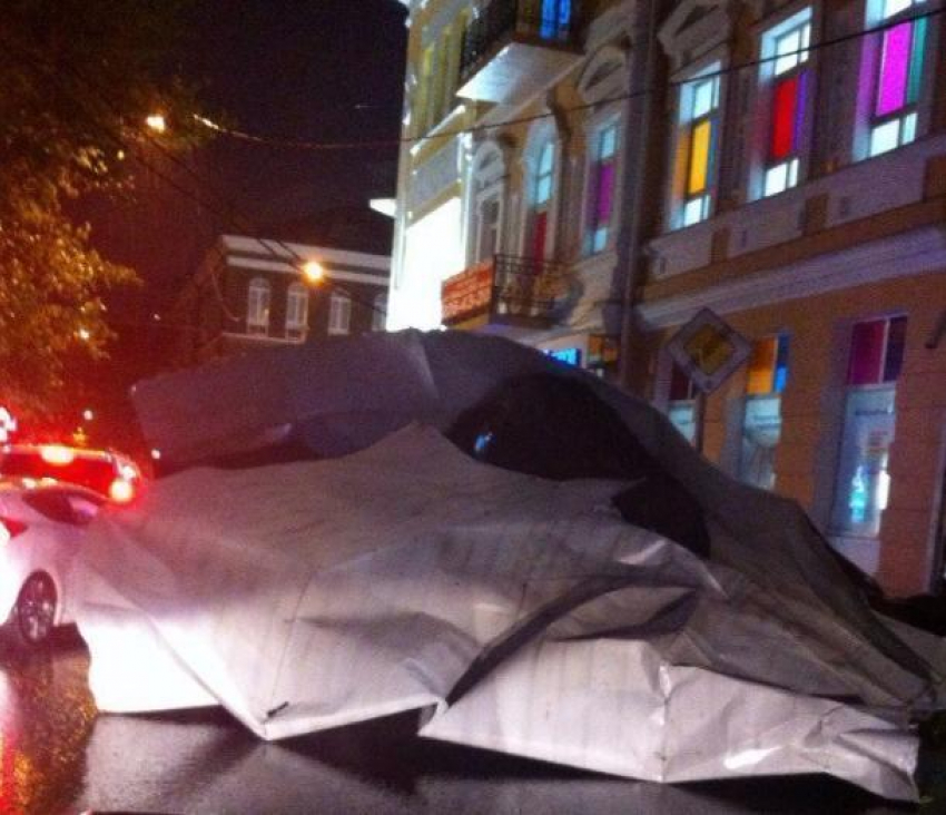 На Социалистической в доме № 58 ветром сорвало крышу