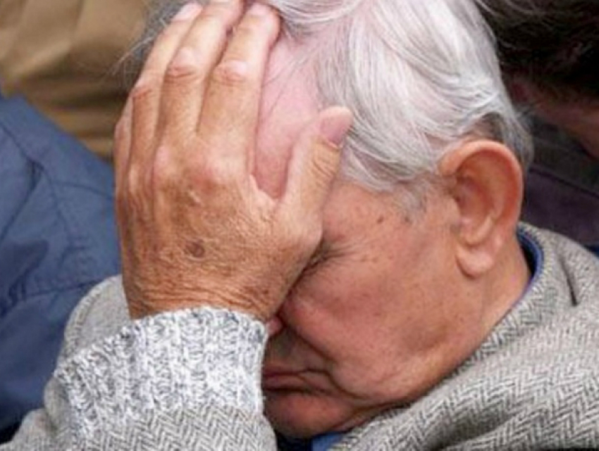 Грабитель-рецидивист из Ростовской области сорвал на улице цепочку с пенсионера и утащил его мобильник