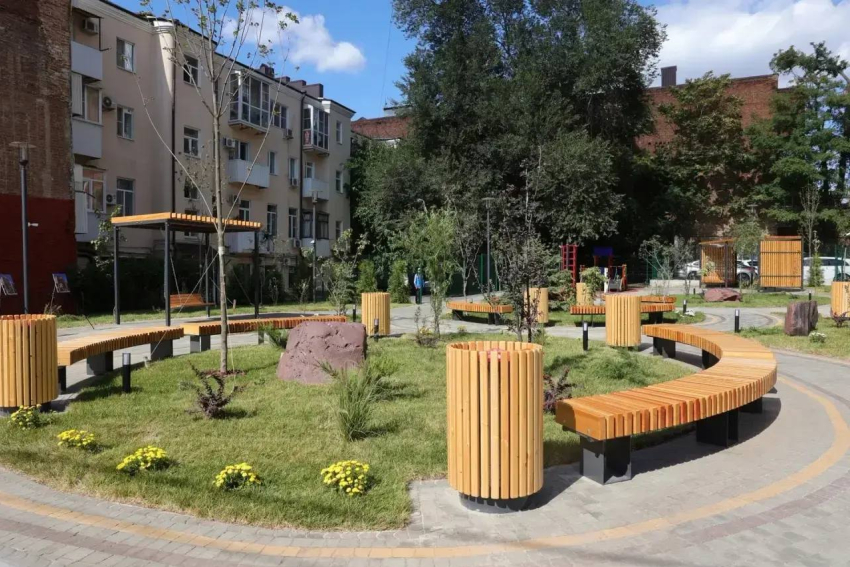 В Ростове открыли сквер «Кленовый дворик» на месте снесенного аварийного дома