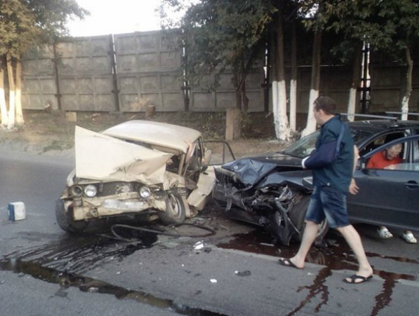 Двое молодых водителей легковушек и их пассажиры пострадали в лобовом ДТП на встречке в Ростове