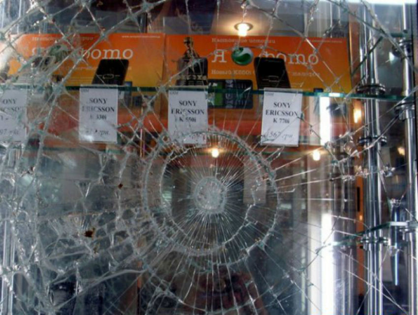 Мужчина в камуфляже ограбил магазин сотовых телефонов в Ленинском районе Ростова
