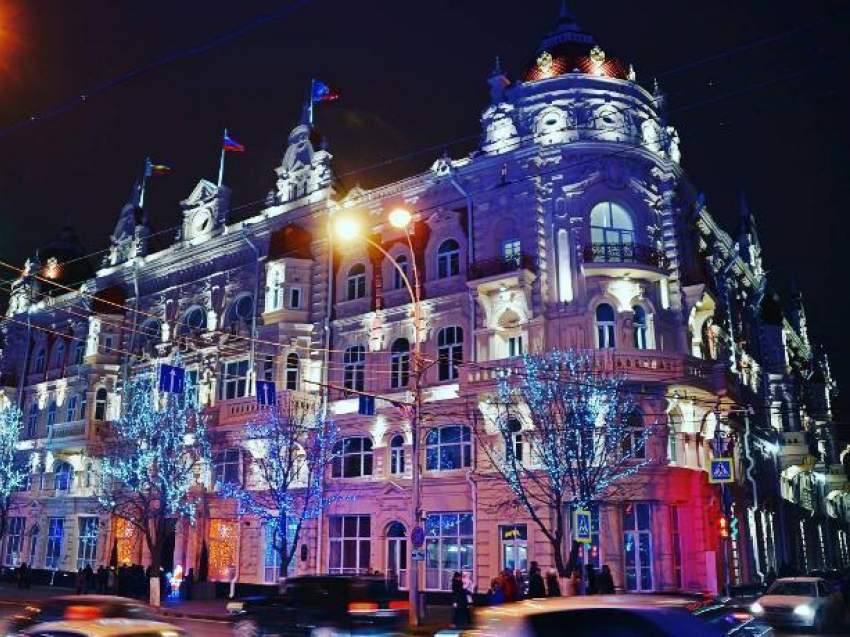 Освещенное здание городской администрации жители Ростова перепутали с борделем