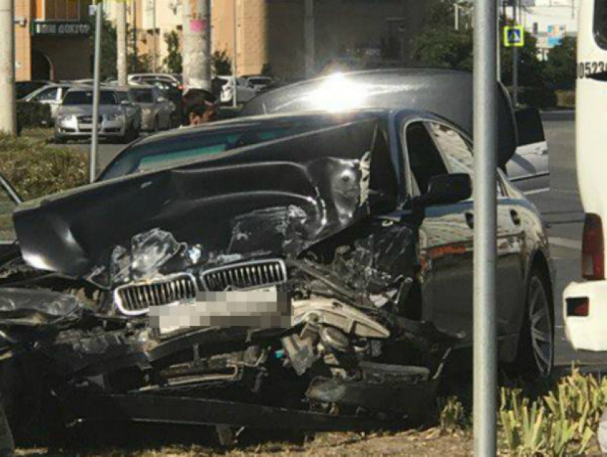 Серьезные травмы получил пассажир «неуступчивой» маршрутки в ДТП с иномаркой в Ростове