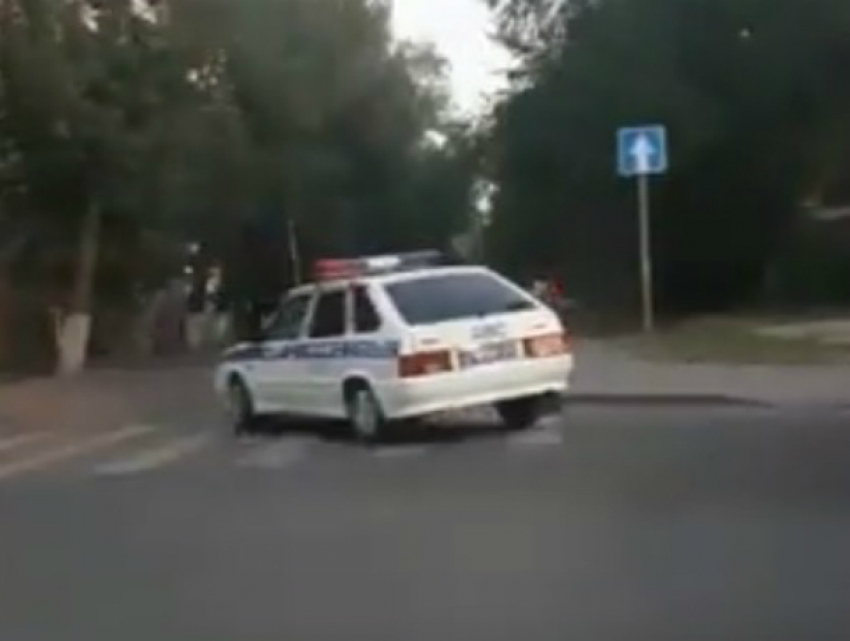 Дважды нарушивший дорожные правила автомобиль ДПС водители Ростова сняли на видео
