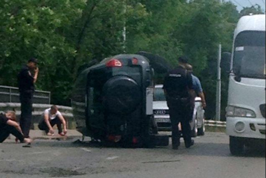 В Таганроге из-за лопнувшего колеса перевернулся внедорожник 