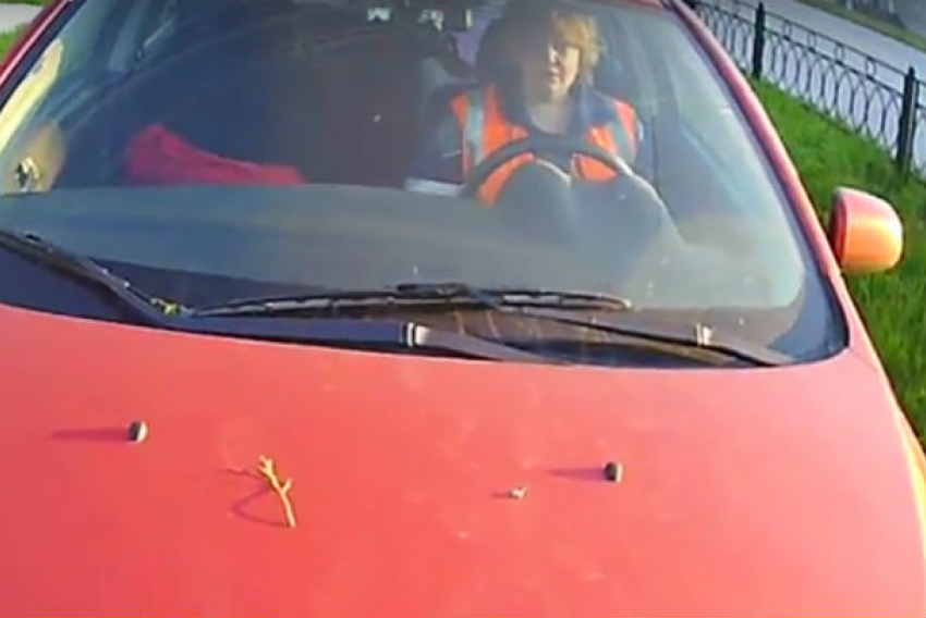 Дерзкая автолюбительница ехала на красной иномарке по тротуару в Таганроге и попала на видео
