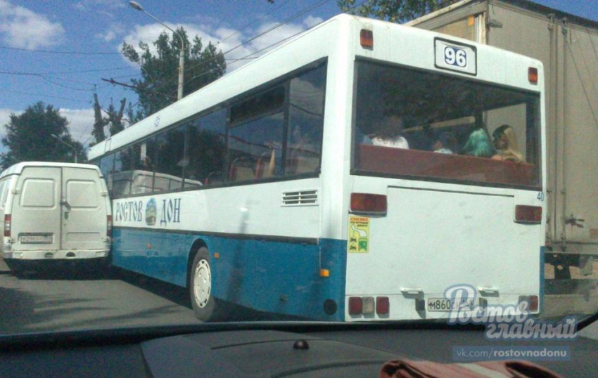 Пассажиры автобуса в Ростове оказались заблокированы из-за ДТП